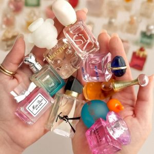 عطرهای مینیاتوری و بند انگشتی در حجم 5 تا 10میل بسیار با کیفیت شرکتی